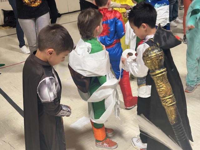 WestRidgeSchool's tweet photo. West Ridge Monster Mash!  So many great costumes and so many great smiles! https://t.co/Hrq8Di5c2k