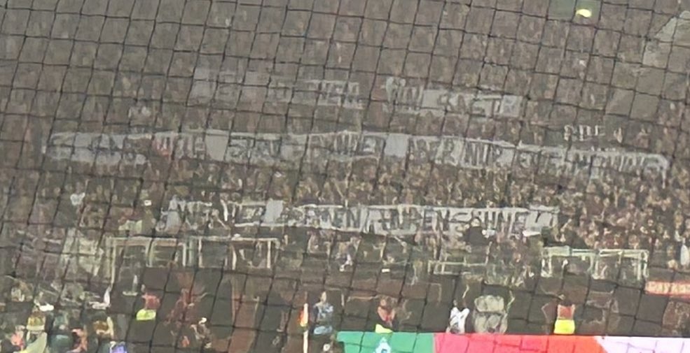 TiSch17's tweet photo. Nächste Runde Dünschiss vom Zitronenmann !

„Es gibt viele Spruchbänder aber nur eine Meinung - Werder Bremen Hurensöhne“ 

Fickt euch Vizekusen 🖕

#werder #SVWB04 https://t.co/p8FsPMRvT9