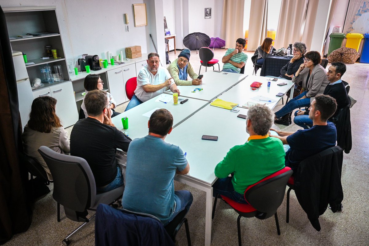 PauVilassar's tweet image. A Manacor, capital insular republicana, compartint el projecte de #MilitànciaDecidim amb la gent d'Esquerra de Mallorca. Gràcies per ser-hi sempre, conjurats per fer d'@Esquerra_ERC l'eina guanyadora i útil per assolir la independència des de l'esquerra arreu dels Països Catalans