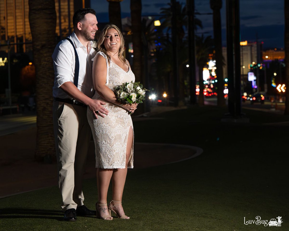 LVLuvBug's tweet photo. Congrats Danielle and Colby on your Las Vegas Sign wedding!
#lasvegassign #lasvegaswedding #vegaswedding #elopement #lasvegasweddingphotographer #microwedding #lasvegasweddingphotographer #destinationwedding #desertwedding https://t.co/dimmFbbYR8