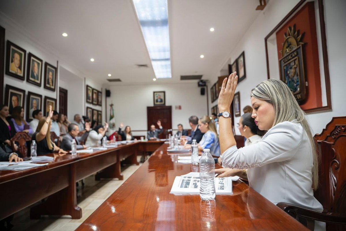 FlorHdezCln's tweet photo. Sostuvimos la Sesión Ordinaria de Cabildo, donde el presidente, @JuandDiosGamez, entregó su Tercer Informe de Gobierno. Tenemos que reconocer que aún hay mucho por hacer por Culiacán. 📖 #FlorHernández #RegidoraPRI🇲🇽 #AyuntamientodeCuliacán ✅🙋🏼♀️ https://t.co/YLegt95OsQ