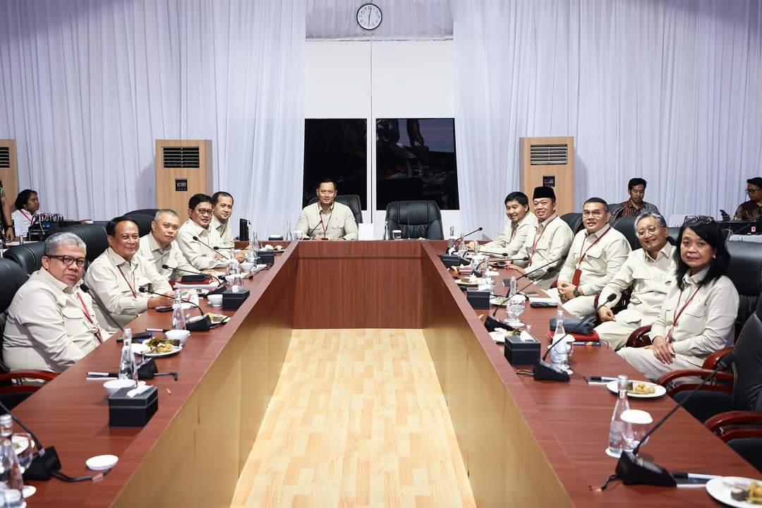 Di Magelang, Pak Menko AHY berkesempatan untuk pertama kalinya memimpin rapat bersama para Menteri dan Wakil Menteri di bawah koordinasi Kementerian Koordinator Bidang Infrastruktur dan Pembangunan Kewilayahan.

Semoga semua senantiasa diberikan kekuatan dan kekompakan untuk