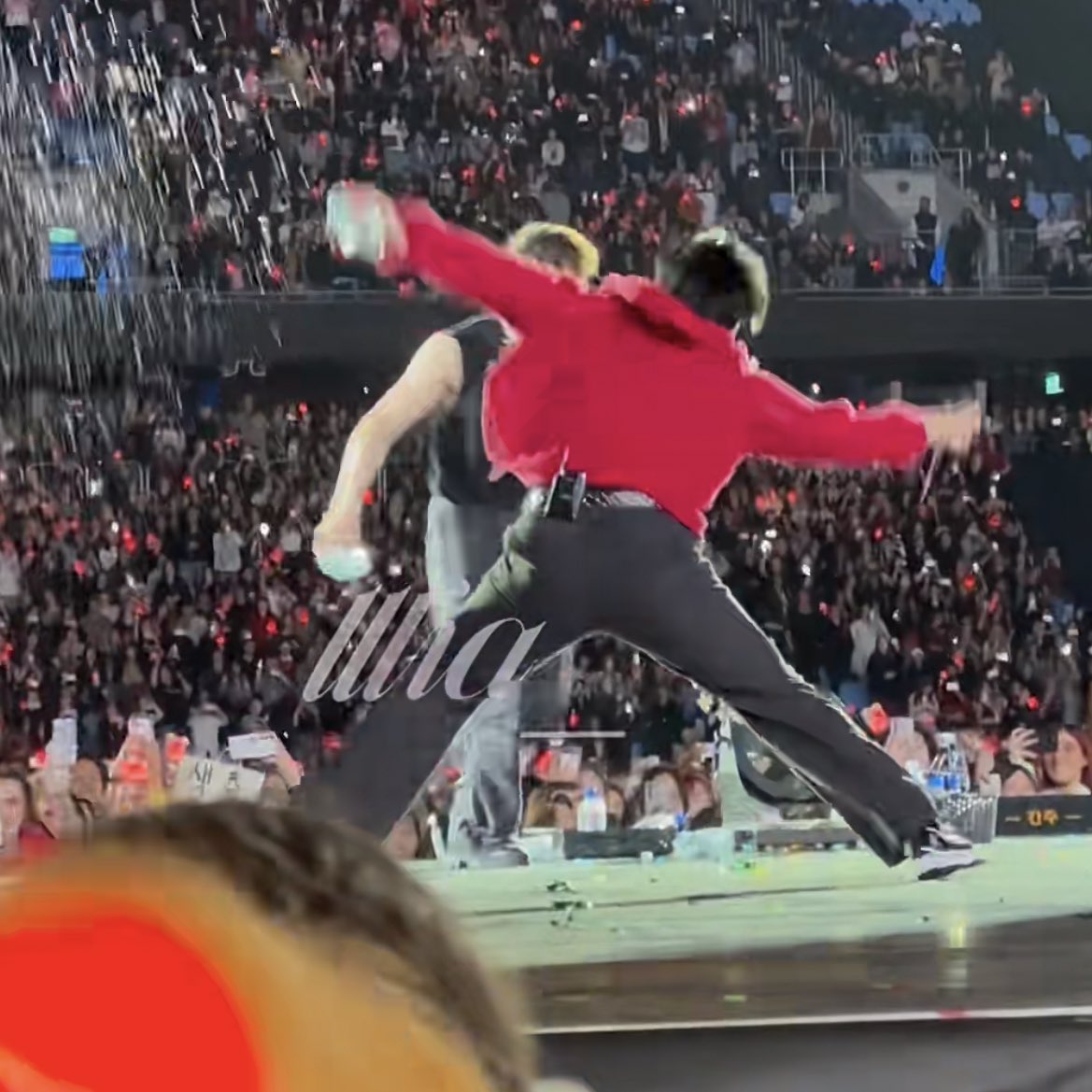 userlinoring's tweet photo. I AM SCREAMING 😭😭 this sequence of leeknow falling noo 😭😭😭 its so goofy but i hope he didnt get hurt https://t.co/ZYnZOxiApI