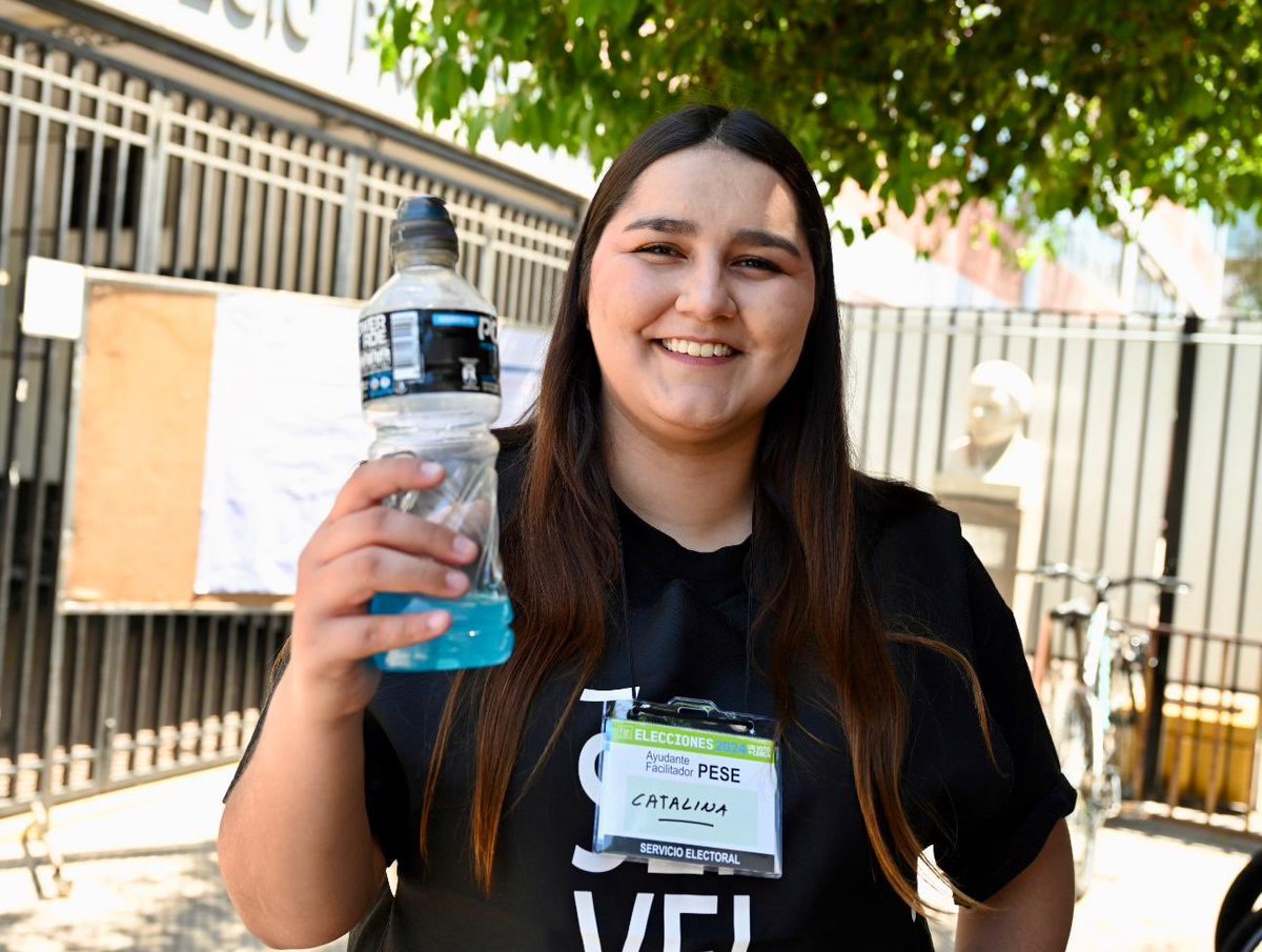 Muni_provi's tweet photo. 🌞🌡️ ¡Protege tu salud hoy! Si vas a votar, no olvides llevar:

💧 Agua
🧴 Bloqueador solar
✅ Acércate a nuestro equipo municipal en el local ante cualquier duda.

¡Hagamos de esta jornada una experiencia segura! 💪🏼🗳️ https://t.co/b2Cik5F6uR
