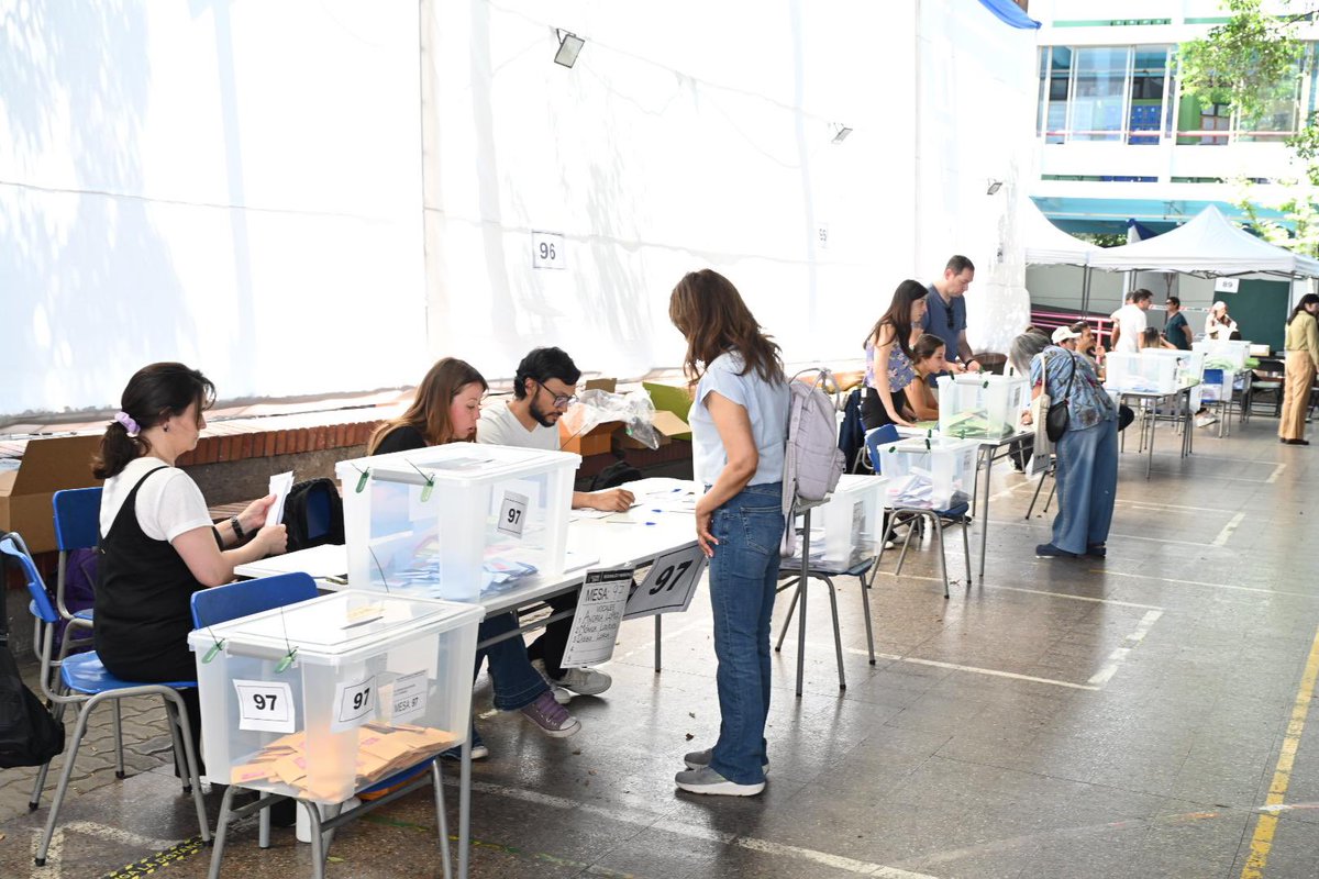 🌞🌡️ ¡Protege tu salud hoy! Si vas a votar, no olvides llevar:

💧 Agua
🧴 Bloqueador solar
✅ Acércate a nuestro equipo municipal en el local ante cualquier duda.

¡Hagamos de esta jornada una experiencia segura! 💪🏼🗳️