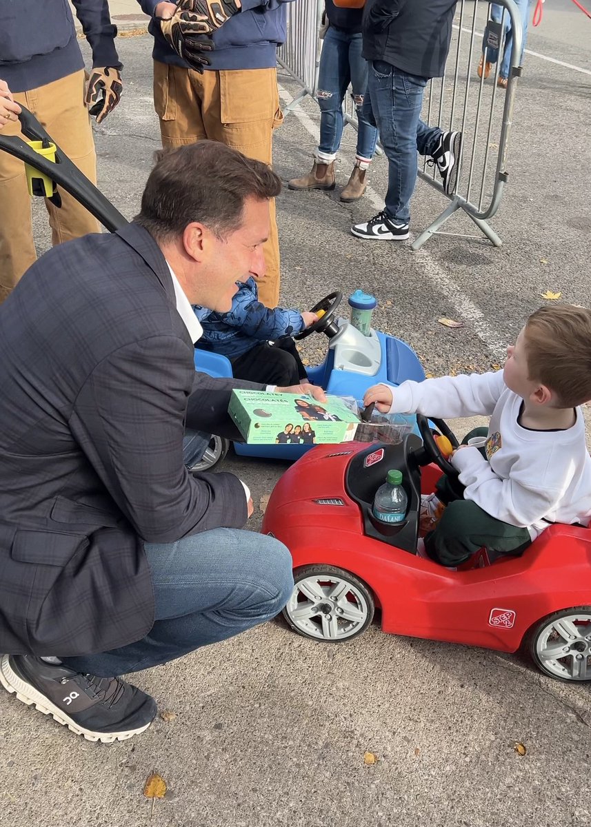 marcomendicino's tweet image. Perfect fall weekend for another pumpkin giveaway, this time with my friend @markarnstein who does amazing work in our neighbourhood! Over 1000 🎃’s given away!!