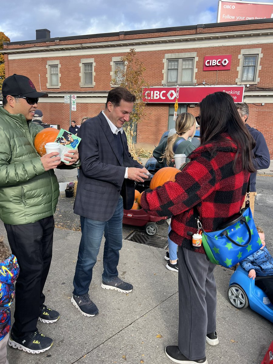 marcomendicino's tweet image. Perfect fall weekend for another pumpkin giveaway, this time with my friend @markarnstein who does amazing work in our neighbourhood! Over 1000 🎃’s given away!!