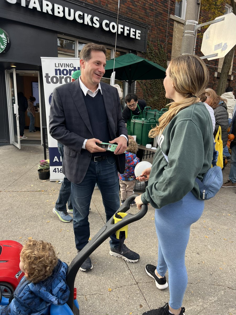 marcomendicino's tweet image. Perfect fall weekend for another pumpkin giveaway, this time with my friend @markarnstein who does amazing work in our neighbourhood! Over 1000 🎃’s given away!!