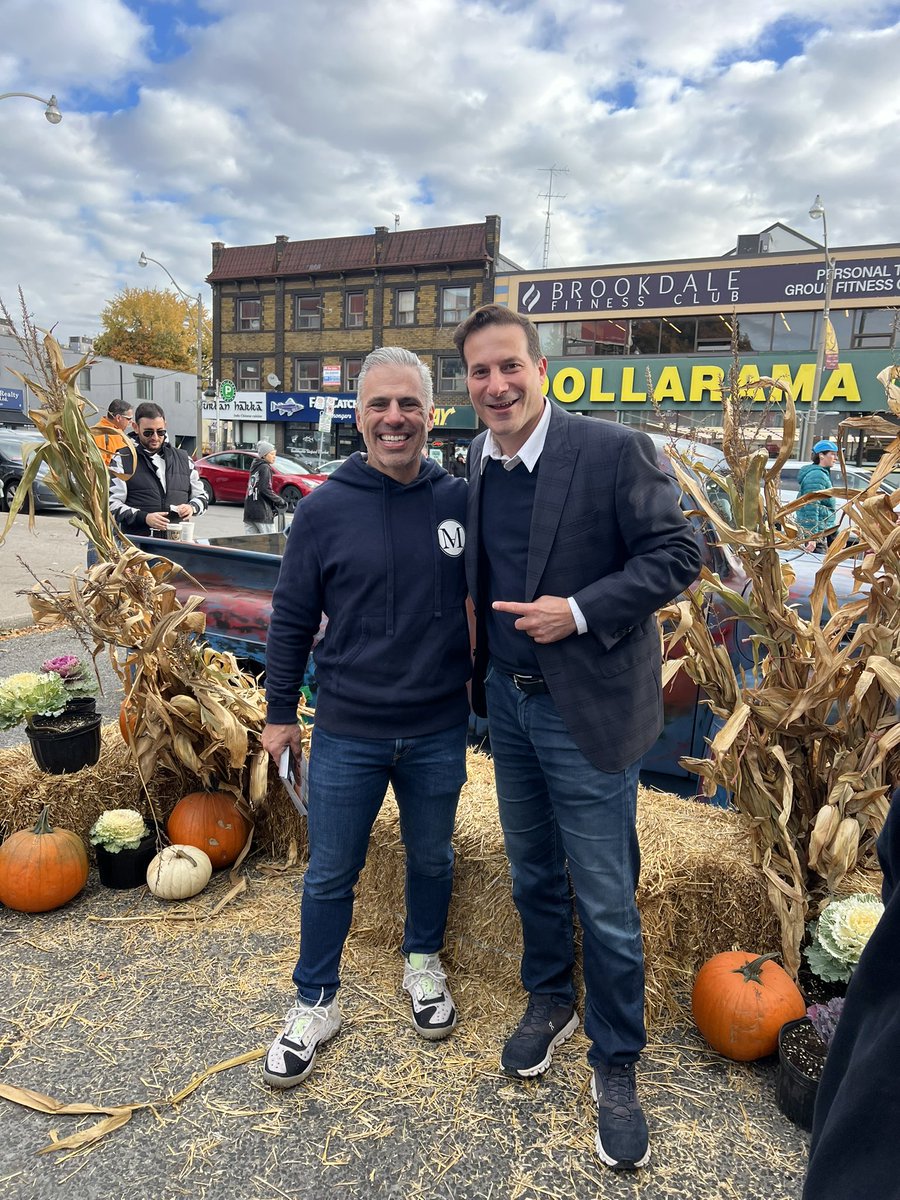 marcomendicino's tweet image. Perfect fall weekend for another pumpkin giveaway, this time with my friend @markarnstein who does amazing work in our neighbourhood! Over 1000 🎃’s given away!!