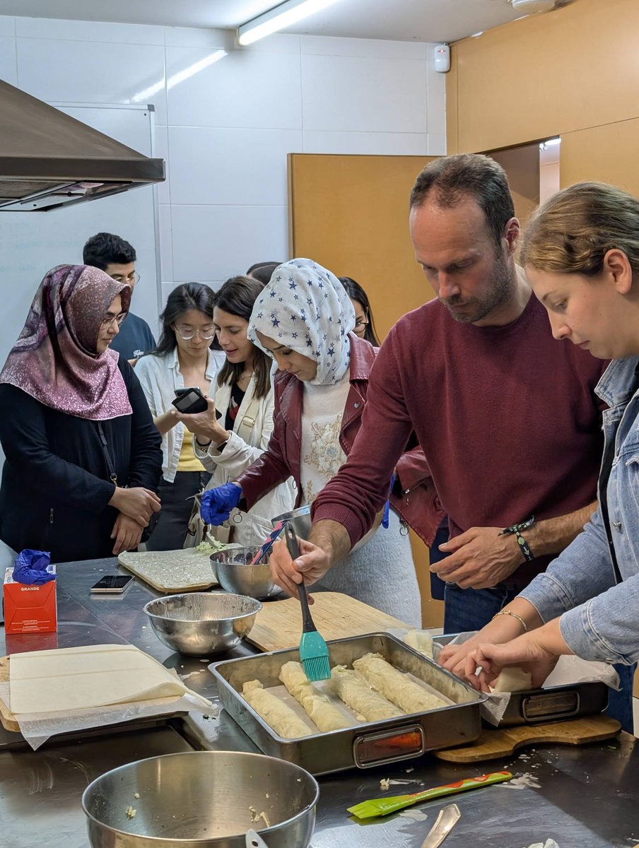 CasaTurcaBCN's tweet photo. Algunas fotos de nuestro evento de anoche en el #ClubdeCocina.
¡Mil gracias a @OCC_Project  por esta hermosa colaboración! ✨

Charla de té acompañada de börek con queso 🫖🧀😍

¡Sigan atentos para no perderse nuestros próximos eventos! 😉 https://t.co/9lKA8OqQUE