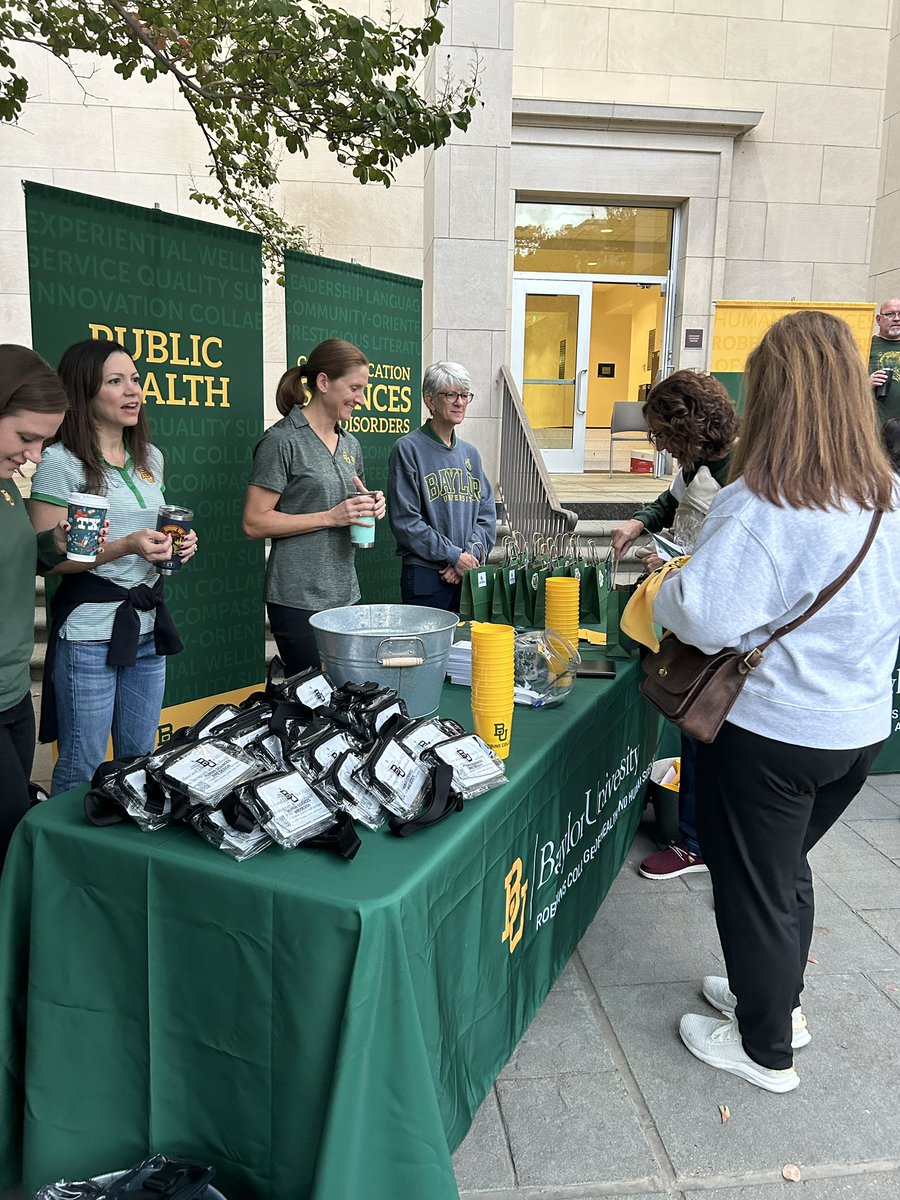 RobbinsCollege's tweet image. Happy #BaylorHomecoming, Robbins College!!!  💚🐻💛 We loved seeing you at the parade this morning!