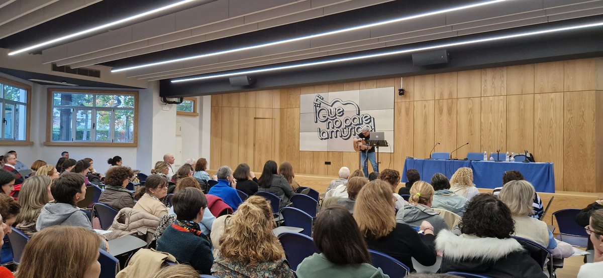 reliesdecine's tweet photo. Chito, de @brotesdeolivo nos ameniza la despedida de #InnovaReli24 Terminamos con música y movimiento una jornada inolvidable #innovareli #clasedereli #profesdereli https://t.co/byl1K4nCyT
