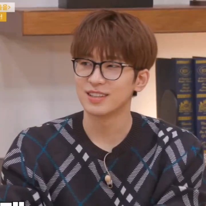 형 지금 형한테 내가 동생이야 애인이야!!!!!!
                                                       도...동생?
애인이잖아!!!!지금 형이 나를
애인으로 대하고있잖아!!
다시 물을게 내가 동생이야 애인이야
                                                     애인...?
동생이잖아!!!!!!!!!