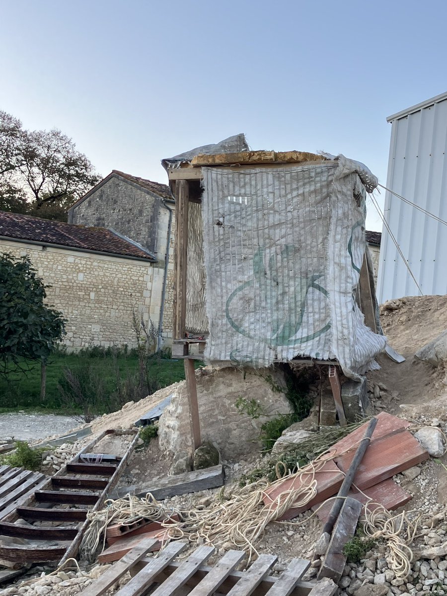 9 ans - 1ere cabane en autonomie 🤣
C est un style particulier… 
#viedenfantalacampagne #futurarchitecte #recyclagedurable 😅
