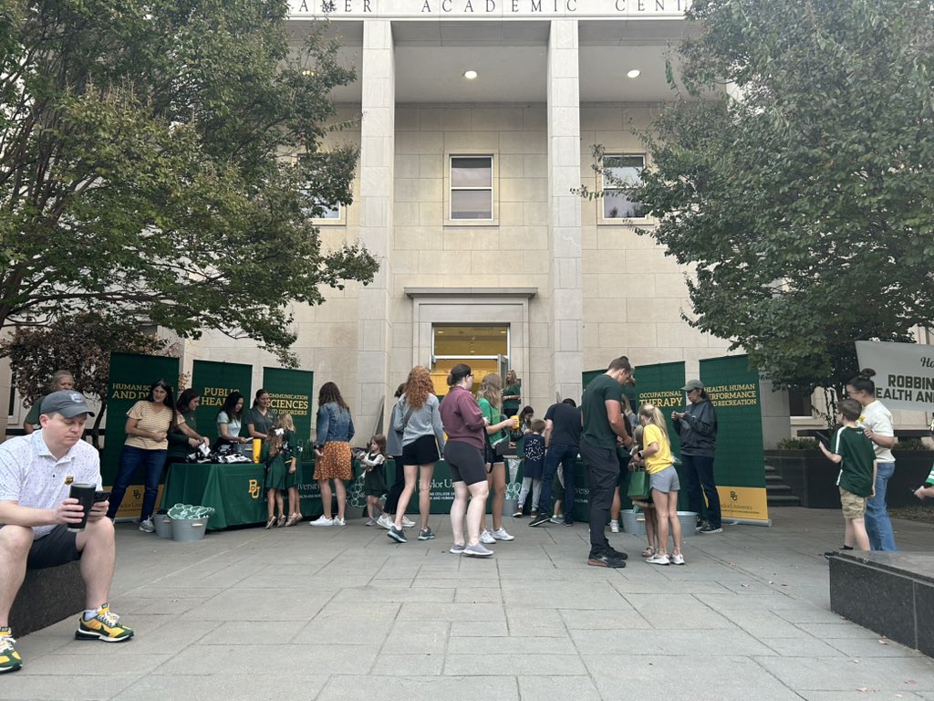 RobbinsCollege's tweet image. Happy #BaylorHomecoming, Robbins College!!!  💚🐻💛 We loved seeing you at the parade this morning!