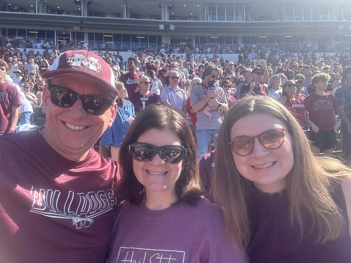 jaciebrianne's tweet photo. #HailState from the Rineharts! 🐶 https://t.co/EA39qpVqKe