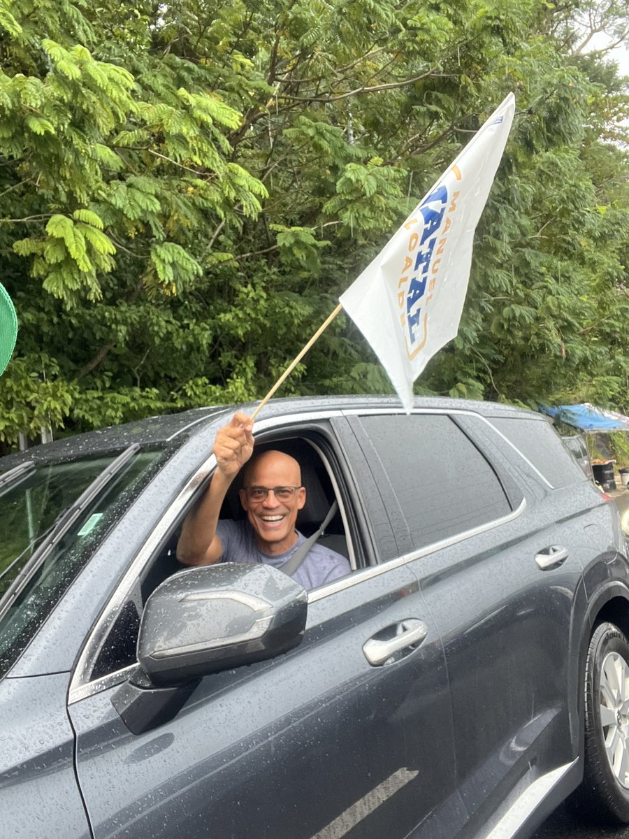 EloyRuiz's tweet image. Repartiendo banderas de @manuelnatal le di una a @RogelioFigueroa, uno de los principales íconos del derrumbe del bipartidismo. ¡Grande! @VictoriaPorPR