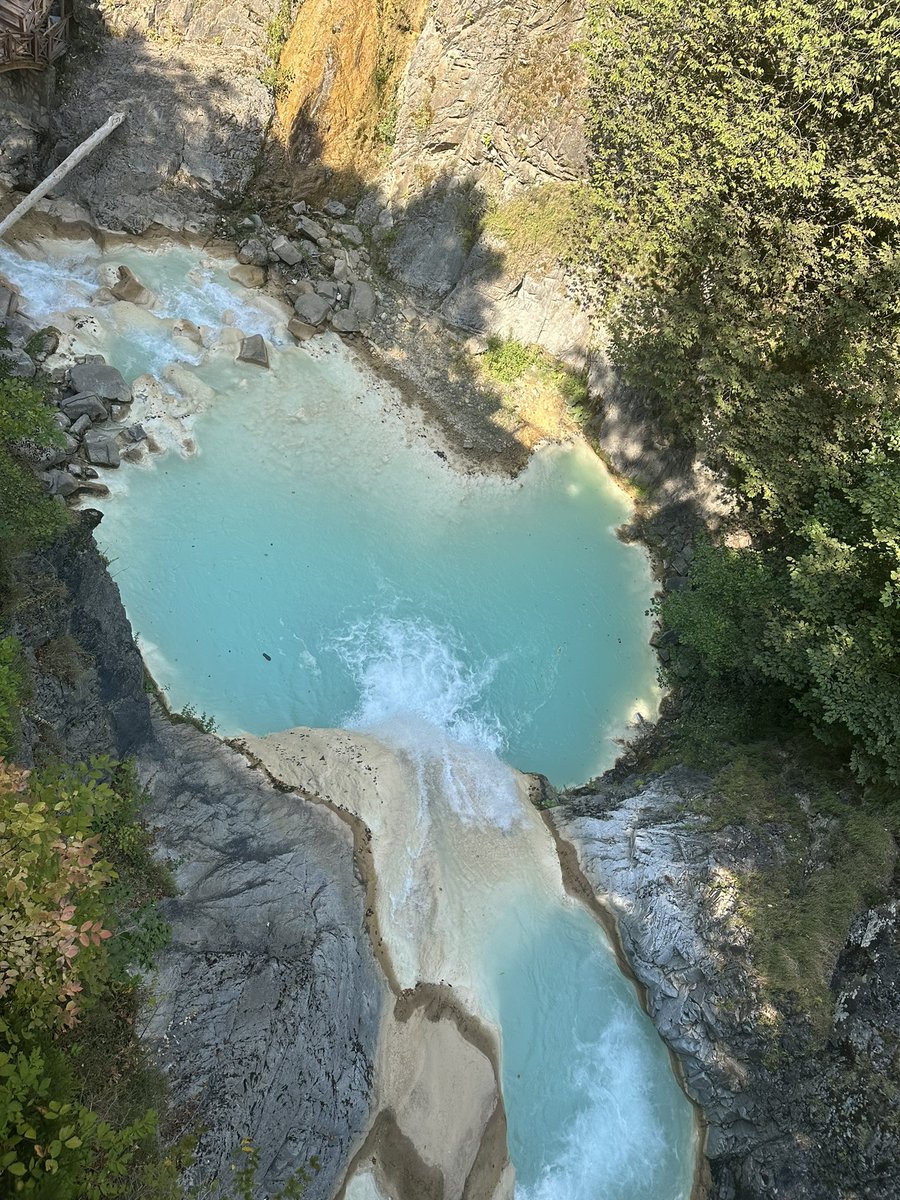 “Ne ölümün hüznü var ,ne de hayatın neşesi…
Nasılsın samimiyetsizliği ile iyiyim sahtekarlığı arasında bir yerdeyiz..”

Sahit Sıtkı Tarancı♥️