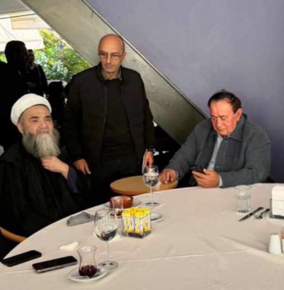 Cübbeli Ahmet, Alaattin Çakıcı ile görüştükten sonra Bahçeli'yi eleştirdiği videoyu kaldırdı.

Tek cümlede siyasal islamın özeti!