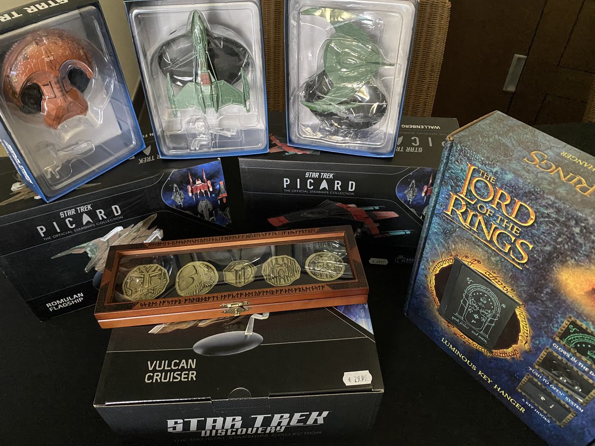 SHlGSY's tweet photo. Inner child satisfied in Brussel. Harry Potter mirror and stone  haul of my SO. #comicconbrussels Next weekend Facts CC in Ghent. https://t.co/1WwNETx6VR
