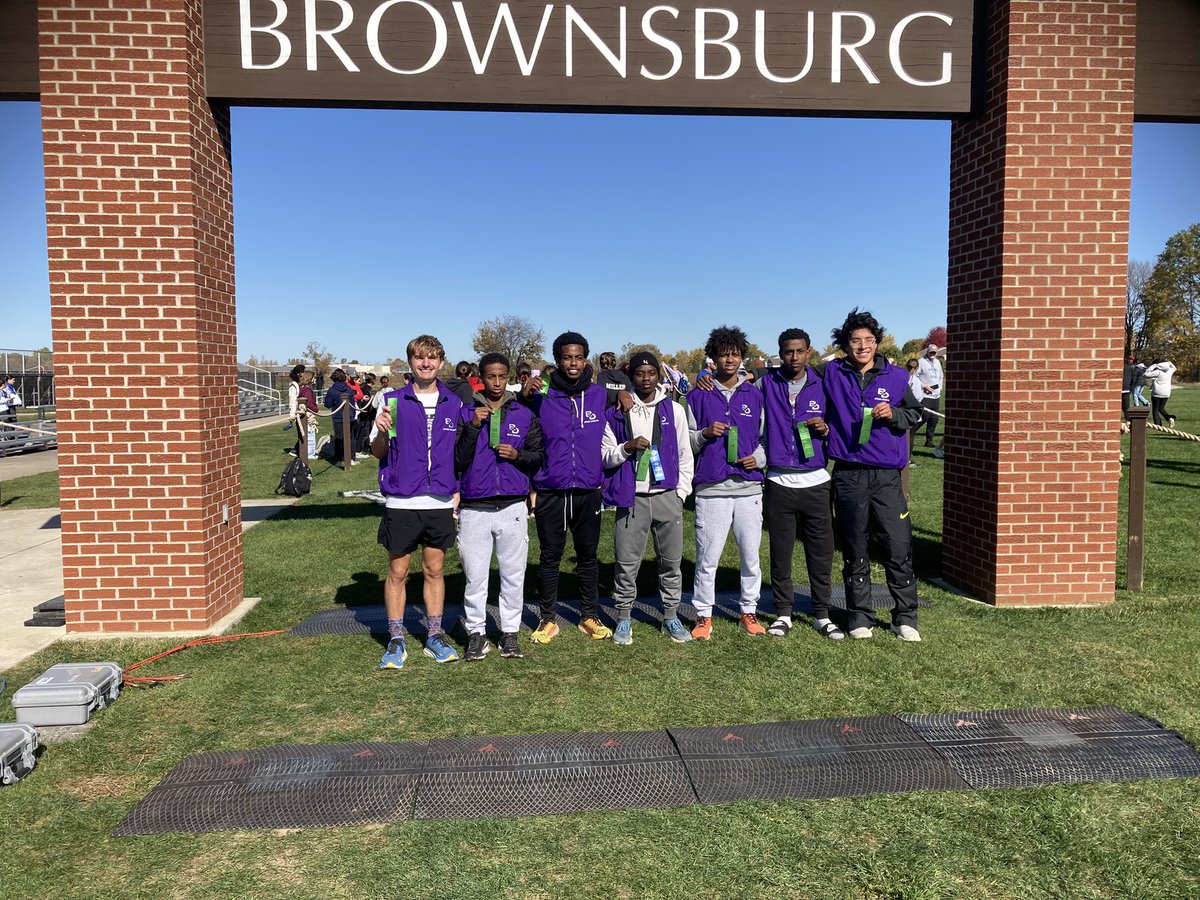 GiantDistance's tweet photo. 🎟️🥊

Boys as a TEAM advance to State! This is the first time since 1999 (25 years)!!!

Jr @theminirunner is your Regional Champion! New course record and #2 time in BD history 15:04!!!

Congrats fellas, hard work &amp; belief pays off!

@GiantAthletics @BenDavisHS @WayneTwpSuper https://t.co/97zOhTejxi