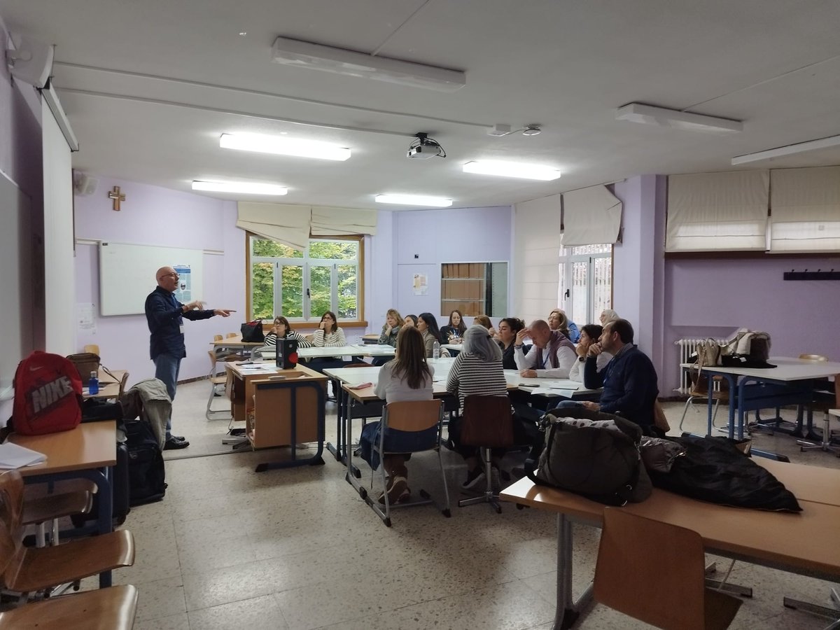 reliesdecine's tweet photo. Tarde de talleres en #InnovaReli24 VIII jornadas de #innovareli con profes voluntarios inspiradores que transmiten sus buenas prácticas a otros de forma gratuita. Gracias a @LaSalleMad_Rel por ofrecernos sus instalaciones y una cálida acogida. https://t.co/mg5qu95xjG
