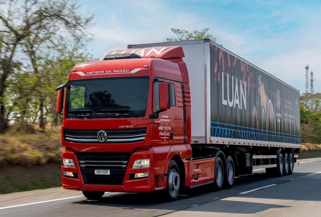 blogmdt's tweet photo. Volkswagen Meteor do cantor brasileiro Luan Santana que irá fazer a logística da sua turnê.
#luansantana #vwmeteor #volkswagenmeteor #volkswagen #meteor #mantrucksandbus #caminhao #trucks #transporte #haulage #logistica #logistics #mundodotransporte https://t.co/i02rDiIluR