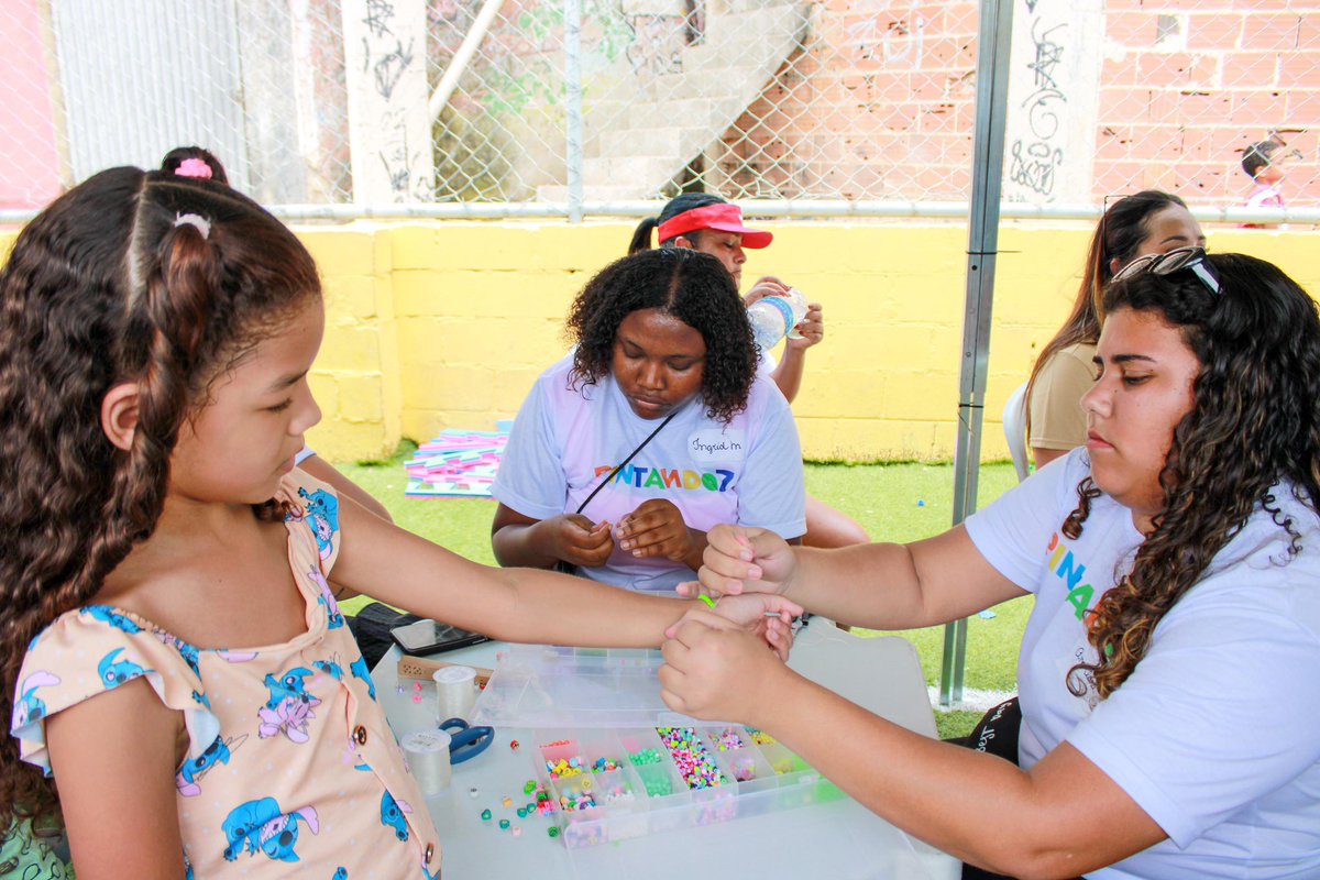 vozdacomunidade's tweet photo. Será que as crianças estão aproveitando? Com o evento Pintando o 7, a diversão e a alegria da garotada estão mais do que garantidas! 🎨✨ Entre pintura de rosto, brinquedos, oficinas criativas e muita música, cada momento é pura alegria. 💛 #PintandoO7

📸 Yuri Moura - Selma Souza - Uendell Vinicius 
✍🏼 Jéssica Lopes