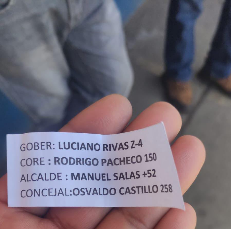 Coca Ñanco Diputada ✴️🇨🇱 (@ericka_nanco) on Twitter photo Intervencionismo electoral en la comuna de Nueva Imperial.
El candidato a gobernador de Chile Vamos, un sinvergüenza.
Estos papeles se entregan a los votantes al bajar de los recorridos que llevan a locales de votación, todos candidatos de la derecha.
<a href="/ServelChile/">Servicio Electoral</a> debe responder Intervencionismo electoral en la comuna de Nueva Imperial.
El candidato a gobernador de Chile Vamos, un sinvergüenza.
Estos papeles se entregan a los votantes al bajar de los recorridos que llevan a locales de votación, todos candidatos de la derecha.
<a href="/ServelChile/">Servicio Electoral</a> debe responder