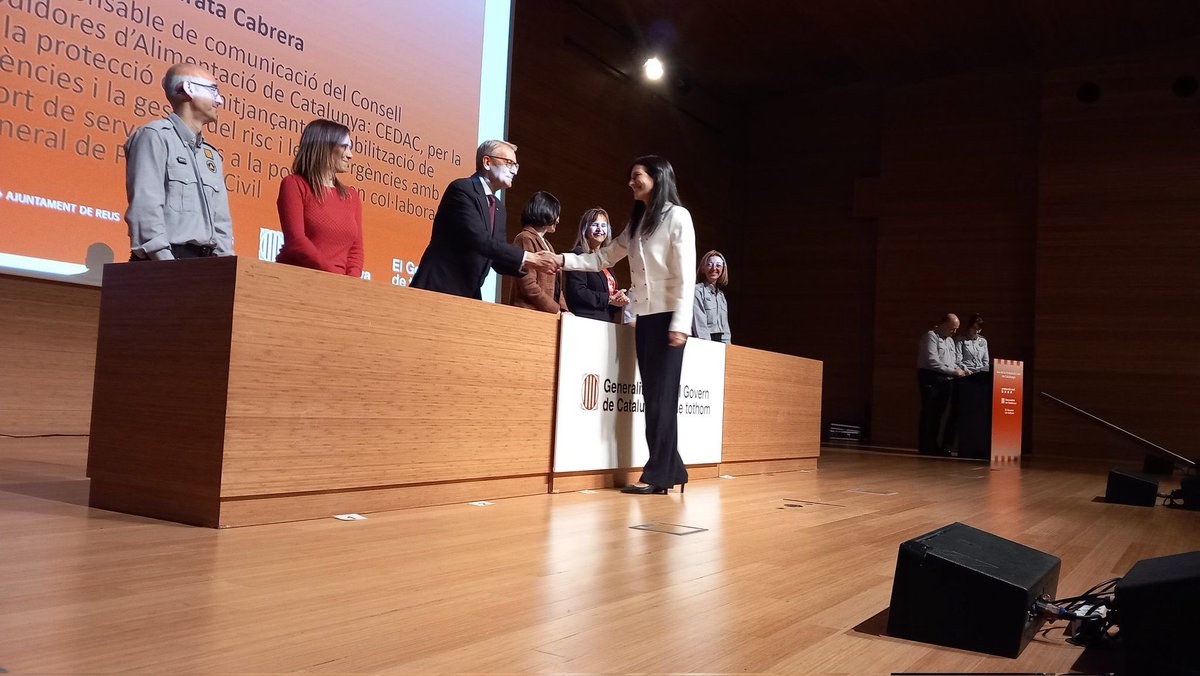 Molt agraïts que avui, <a href="/emergenciescat/">Protecció civil</a> hagi atrogat la medalla d’argent per la col·laboració i contribució a la protecció civil a Roser Burata, per la seva participació en el CECAT en representació del sector de la distribució alimentària de Catalunya (<a href="/CEDAC_/">Cedac</a>, <a href="/ASEDAS_ORG/">ASEDAS Supermercados</a>)