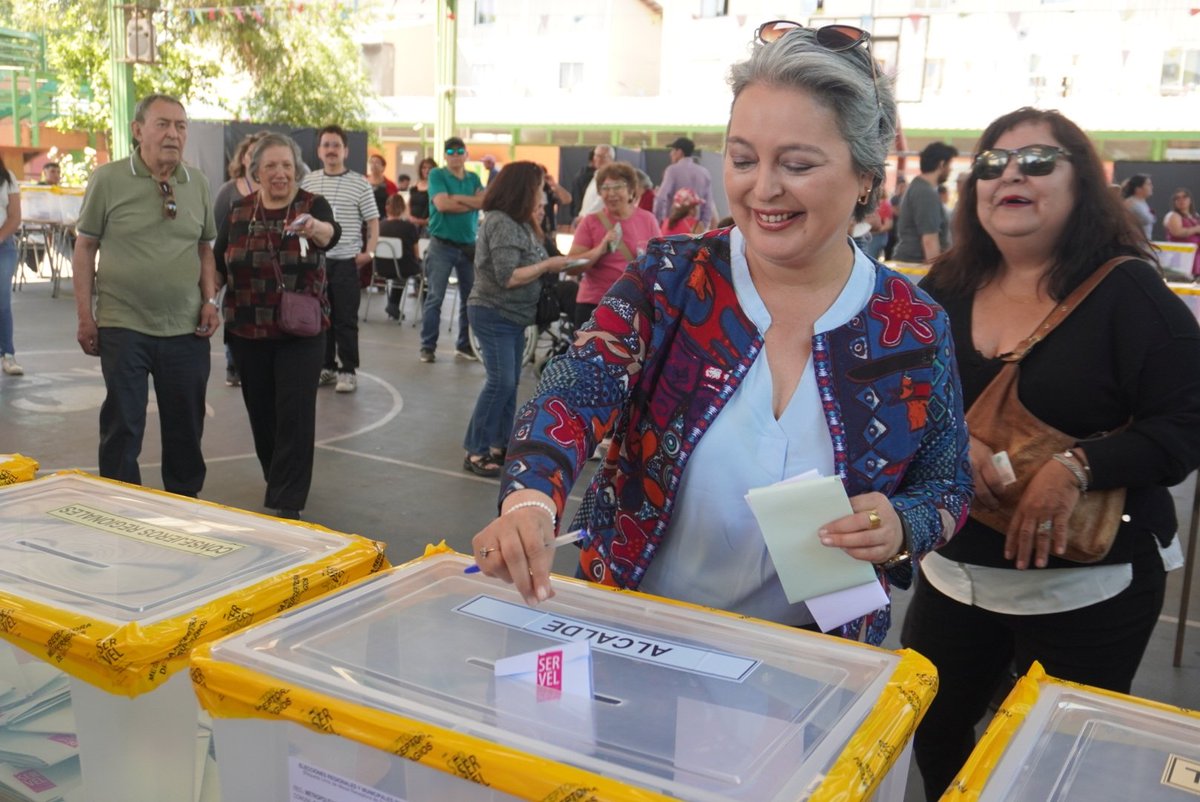 La ministra Jeannette Jara y el DT, Pablo Zenteno,detallan los derechos de trabajadores en #Elecciones2024, este 26 y 27 de octubre, que son obligatorias.El domingo es feriado irrenunciable para trabajadores de malls, strip center y centros comerciales con una misma razón social.