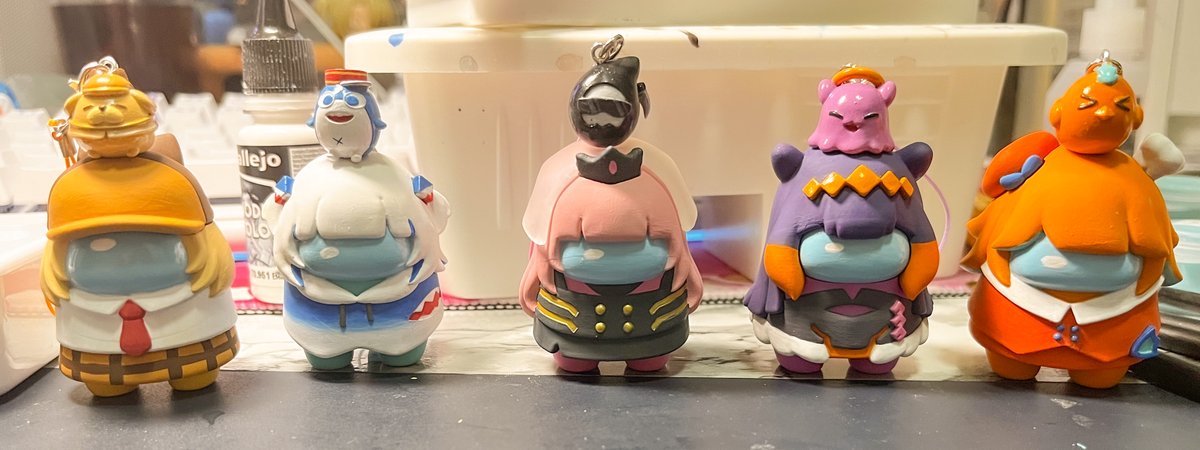 smallfat_514's tweet image. #PR08 新品 ✨
1.「Holo星人&amp;amp;小顆伴」#AmongUsFanArt
Holo星人為擺件, 而頭上的小顆伴可以拆下來,當成小掛件

2. 原創鎖匙扣「Neko+Sushi=NeShi」#Keychain
以貓的形象做成不同壽司 yumyum😋