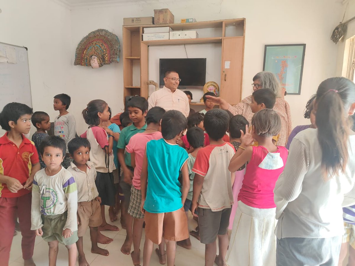 कल कुछ समय भोपाल में घुमंतु जाति (पारधी समाज) के बच्चों के साथ बिताया। बहन आशा शर्मा इन बच्चों की शिक्षा दीक्षा हेतु अपना सर्वस्व लगाकर काम कर रही है। काम बड़ा कठिन है लेकिन परिणामकारी है।