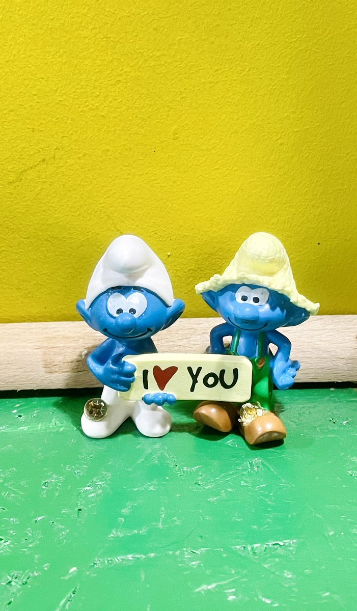 The table decorations in this cafe are cute, but the screws through their feet are creepy 😅