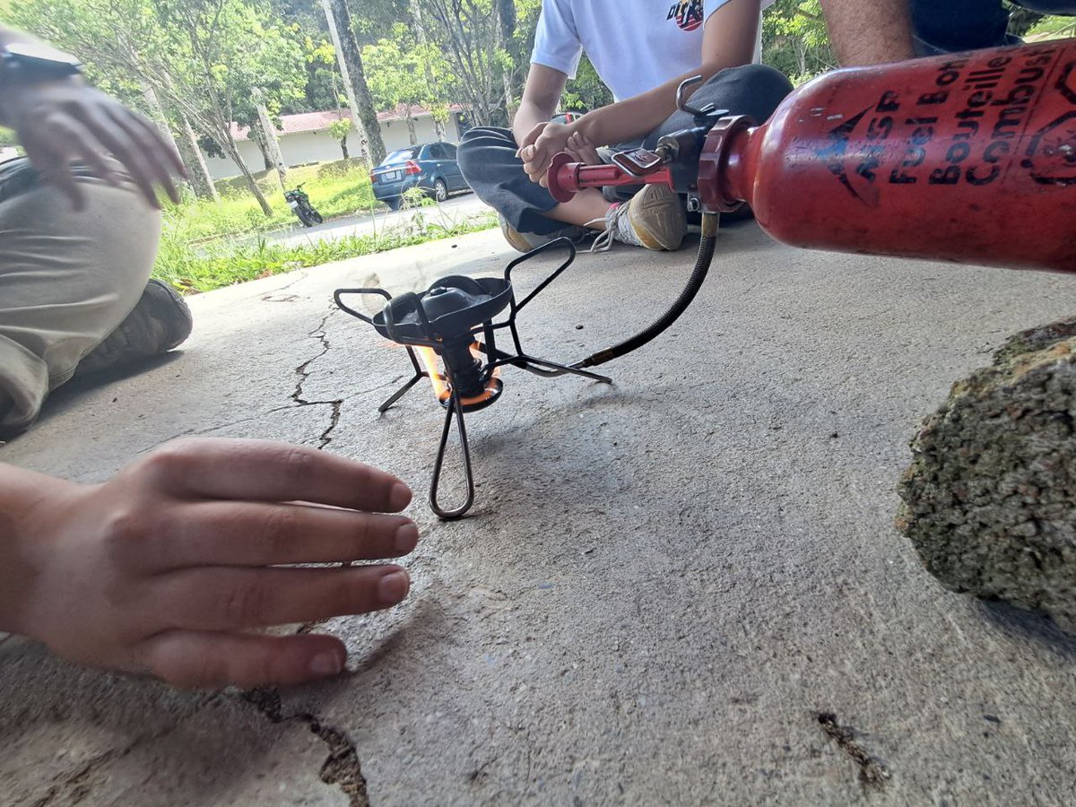 Siguiendo con nuestro curso de Baja y Media Montaña, el día de ayer recibimos la Clase de Equipos dada por Andrés (Gracias Andrés).