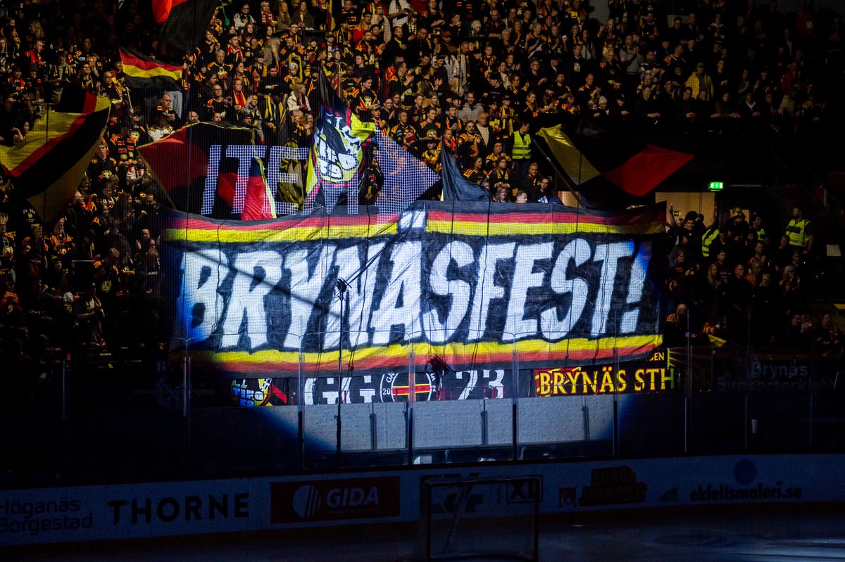 Brynas's tweet photo. BRYNÄSFEST! ⚫️🟡🔴

Fantastisk inramning i arenan ikväll och ännu ett fint tifo av @Tifo1939 👏

Vill du se fler tifon i framtiden?

➡️ Stötta då tifoarbetet genom att swisha ditt bidrag till 123 255 33 11. https://t.co/Tb9c5Q1h9k