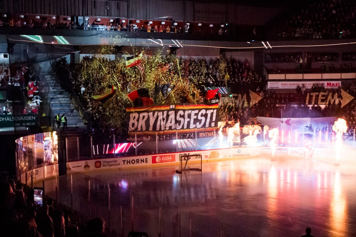 Brynas's tweet photo. BRYNÄSFEST! ⚫️🟡🔴

Fantastisk inramning i arenan ikväll och ännu ett fint tifo av @Tifo1939 👏

Vill du se fler tifon i framtiden?

➡️ Stötta då tifoarbetet genom att swisha ditt bidrag till 123 255 33 11. https://t.co/Tb9c5Q1h9k