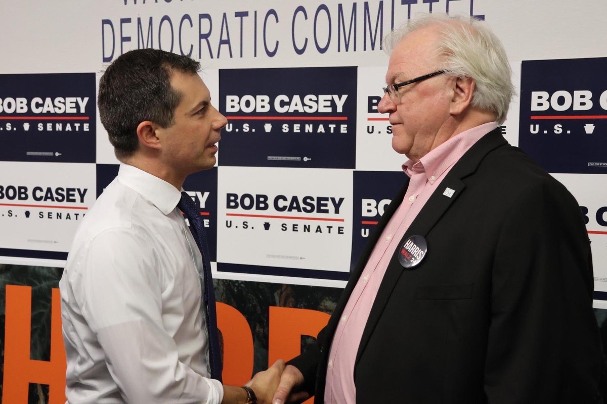 KamalaforPA's tweet image. .@PeteButtigieg stopped by field offices in Pittsburgh and Washington, PA yesterday to meet volunteers as they gear up for another busy weekend knocking doors for @KamalaHarris and down-ballot Democrats!
Sign up to canvass at go.kamalaharris.com/pa.