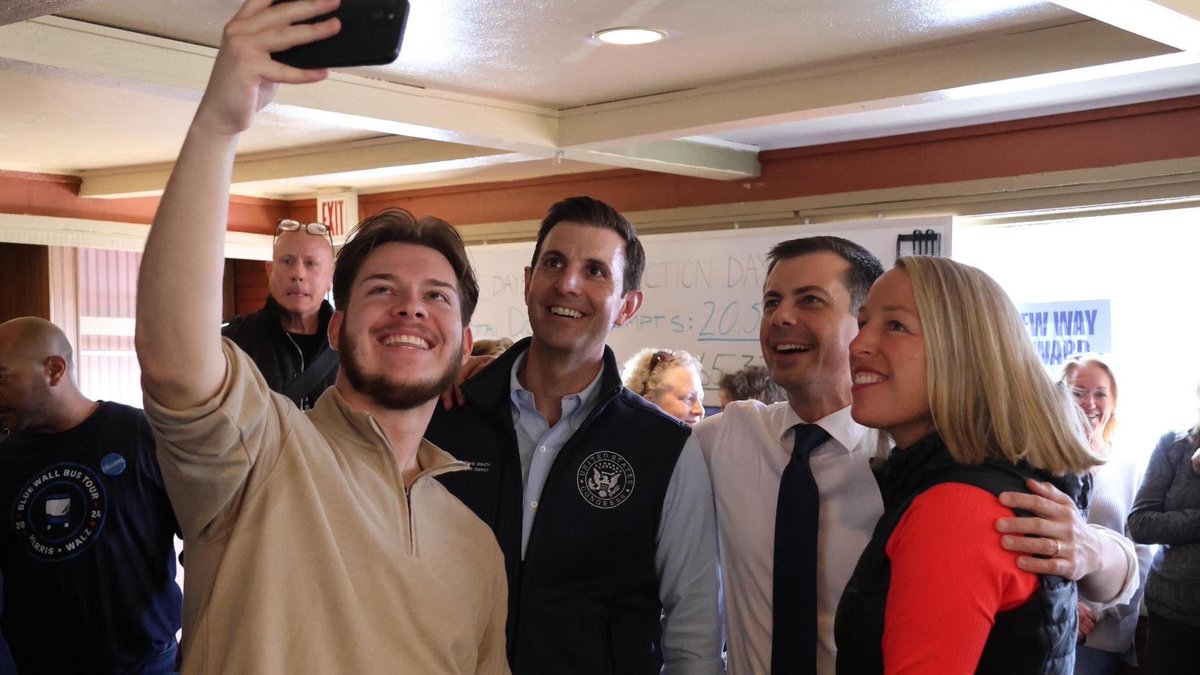 KamalaforPA's tweet image. .@PeteButtigieg stopped by field offices in Pittsburgh and Washington, PA yesterday to meet volunteers as they gear up for another busy weekend knocking doors for @KamalaHarris and down-ballot Democrats!
Sign up to canvass at go.kamalaharris.com/pa.