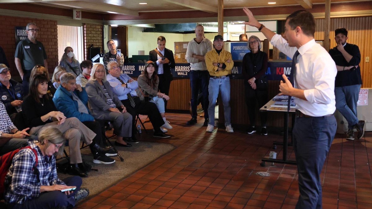 KamalaforPA's tweet image. .@PeteButtigieg stopped by field offices in Pittsburgh and Washington, PA yesterday to meet volunteers as they gear up for another busy weekend knocking doors for @KamalaHarris and down-ballot Democrats!
Sign up to canvass at go.kamalaharris.com/pa.