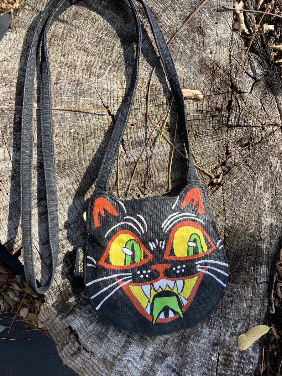 GhoulKitten13's tweet photo. I painted over a cat shaped bag I had for Halloween! (The original was ugly imo, lol)
It’s double sided. 
🎃🙀🧡🖤💚💜

#halloween #diyhalloween #halloweencat #fabricpaint https://t.co/mx5aSy9V4Z