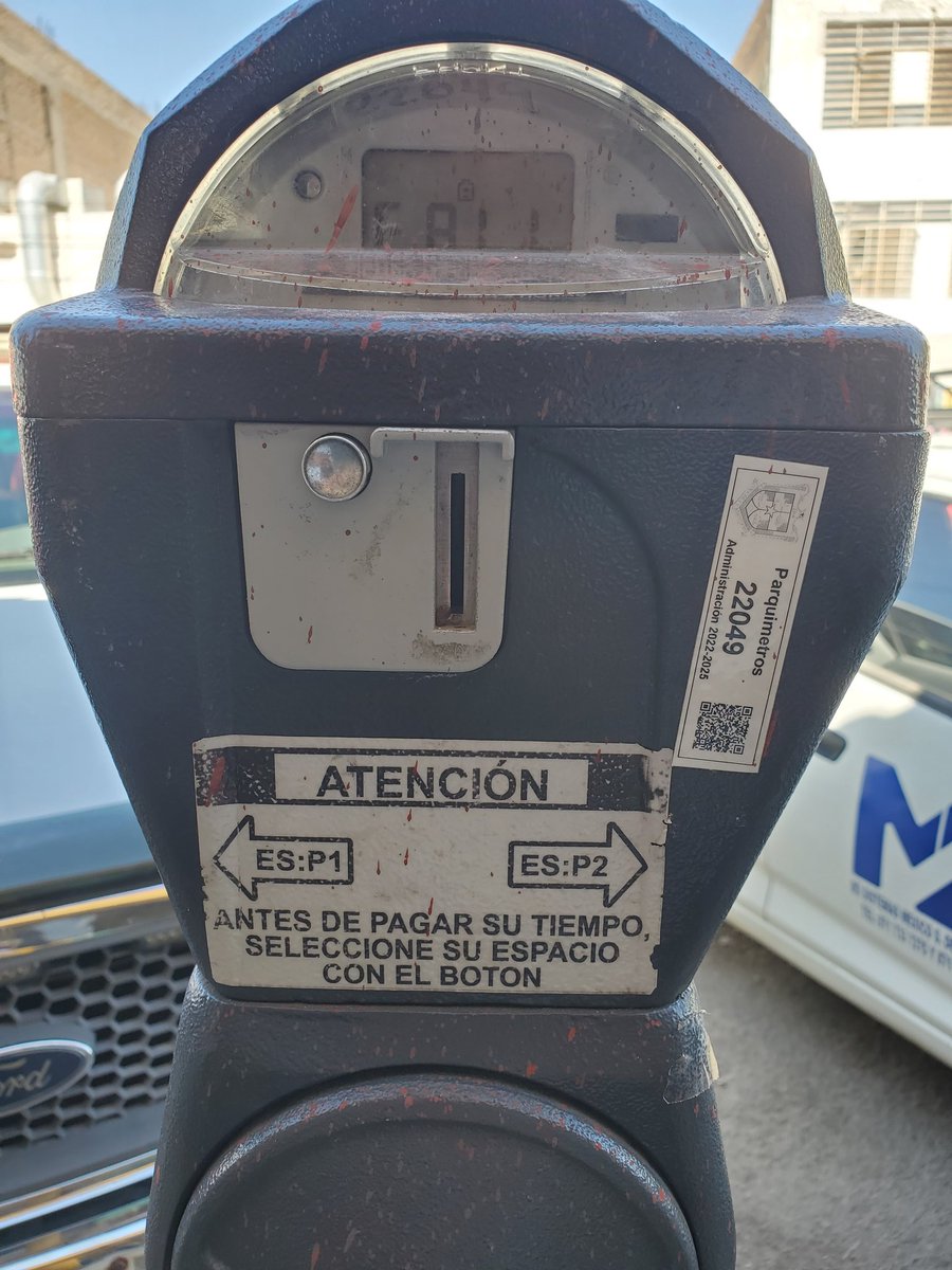 luixrdx's tweet photo. @AyuntamientoGP para reportar falla en parquímetros del mercado en la avenida Victoria, por si regreso y no tengo placa es porque no acepta las monedas https://t.co/TuBgJkkohn