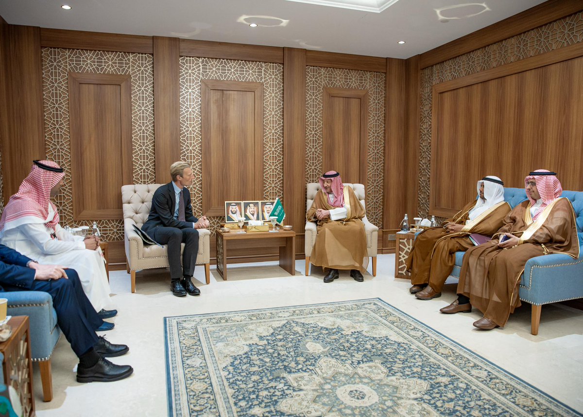 #Jeddah | Vice Minister of Foreign Affairs H.E. <a href="/W_Elkhereiji/">وليد الخريجي</a> met with <a href="/CarlSkau/">Carl Skau</a>, Deputy Executive Director and Chief Operating Officer of the World Food Programme, on the sidelines of the Donors' Conference to Support Displaced People and Refugees in Sahel and Lake Chad Region.