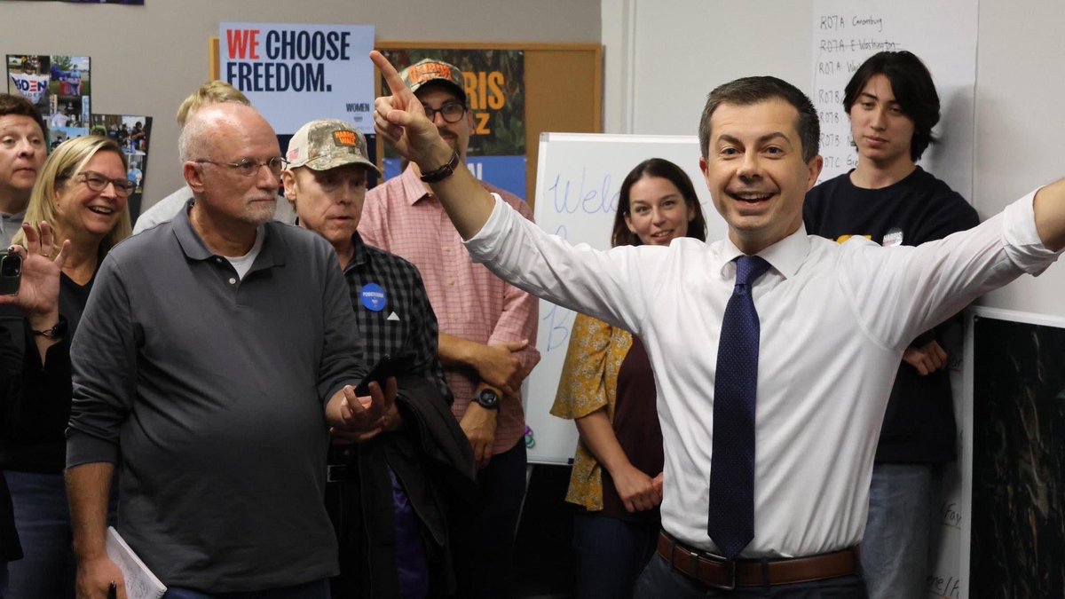 KamalaforPA's tweet image. .@PeteButtigieg stopped by field offices in Pittsburgh and Washington, PA yesterday to meet volunteers as they gear up for another busy weekend knocking doors for @KamalaHarris and down-ballot Democrats!
Sign up to canvass at go.kamalaharris.com/pa.