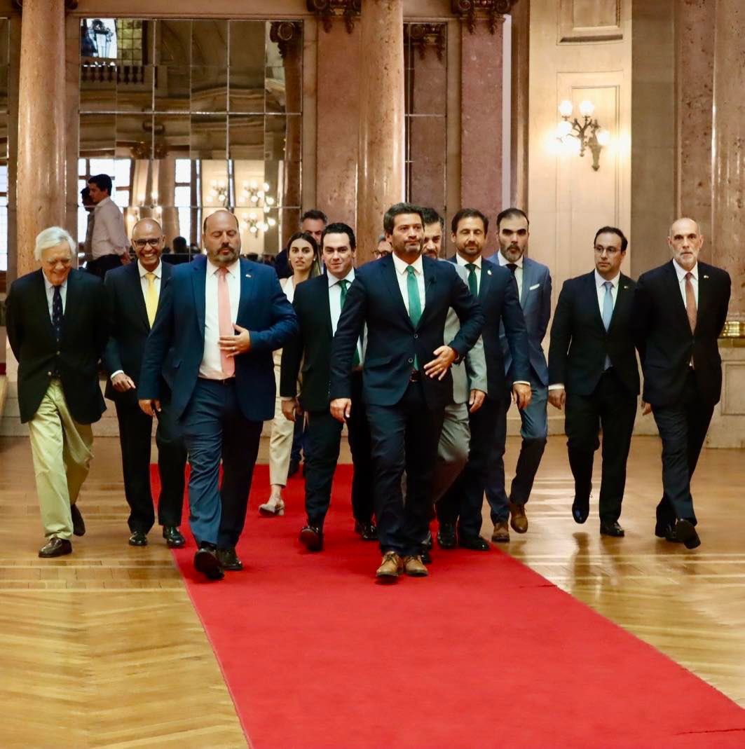 gajos com 10 matrículas a chegarem à praxe (ninguém quer saber deles)