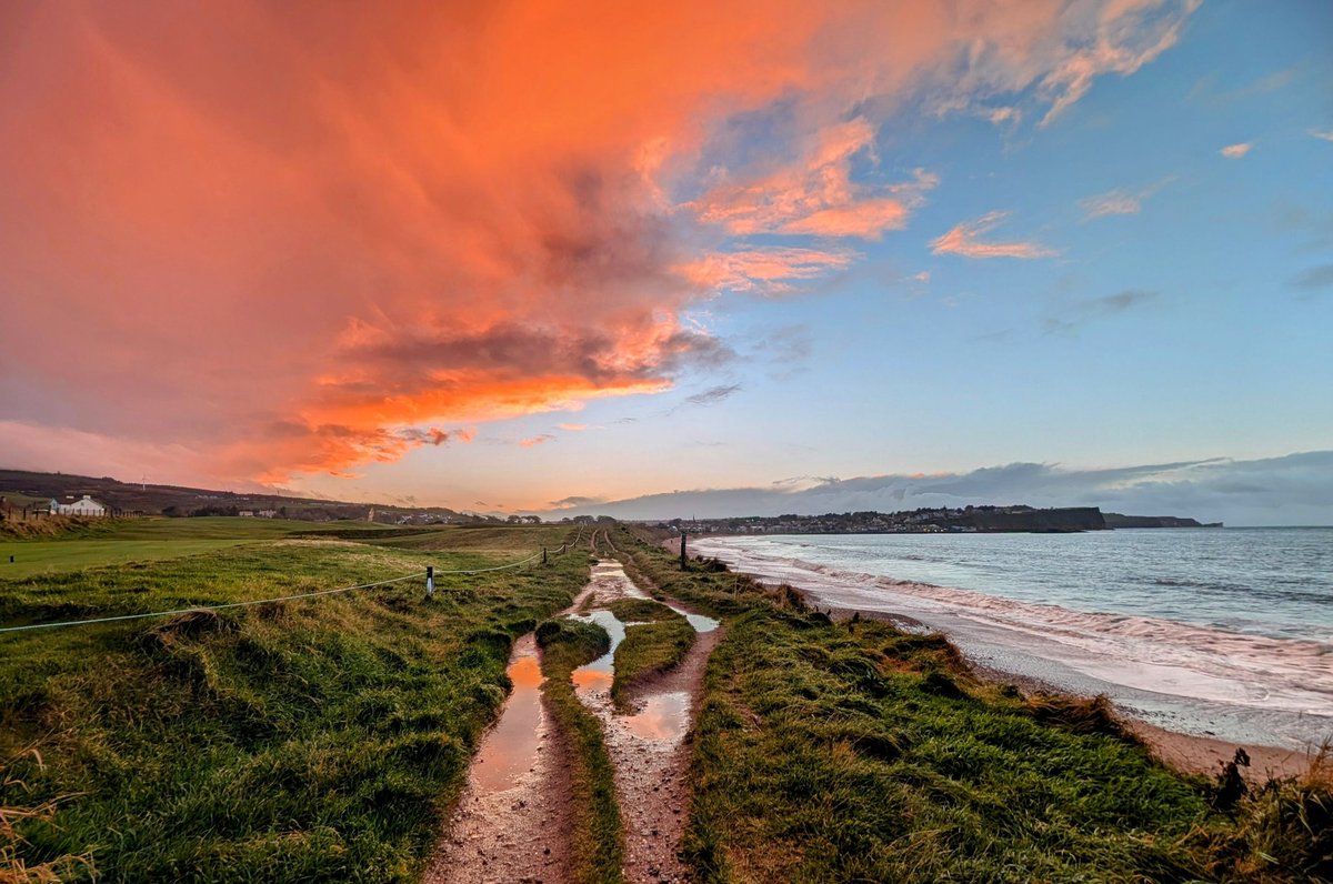 annlizkelly's tweet photo. Sunset Ballycastle @bbcweather @deric_tv #VMWeather @DiscoverNI @LoveBallymena @WeatherCee @exploreccag @angie_weather @Louise_utv @WeatherAisling @barrabest @Ailser99 @nigelmillen @EventsCauseway @geoff_maskell https://t.co/n6TYFUAaXC