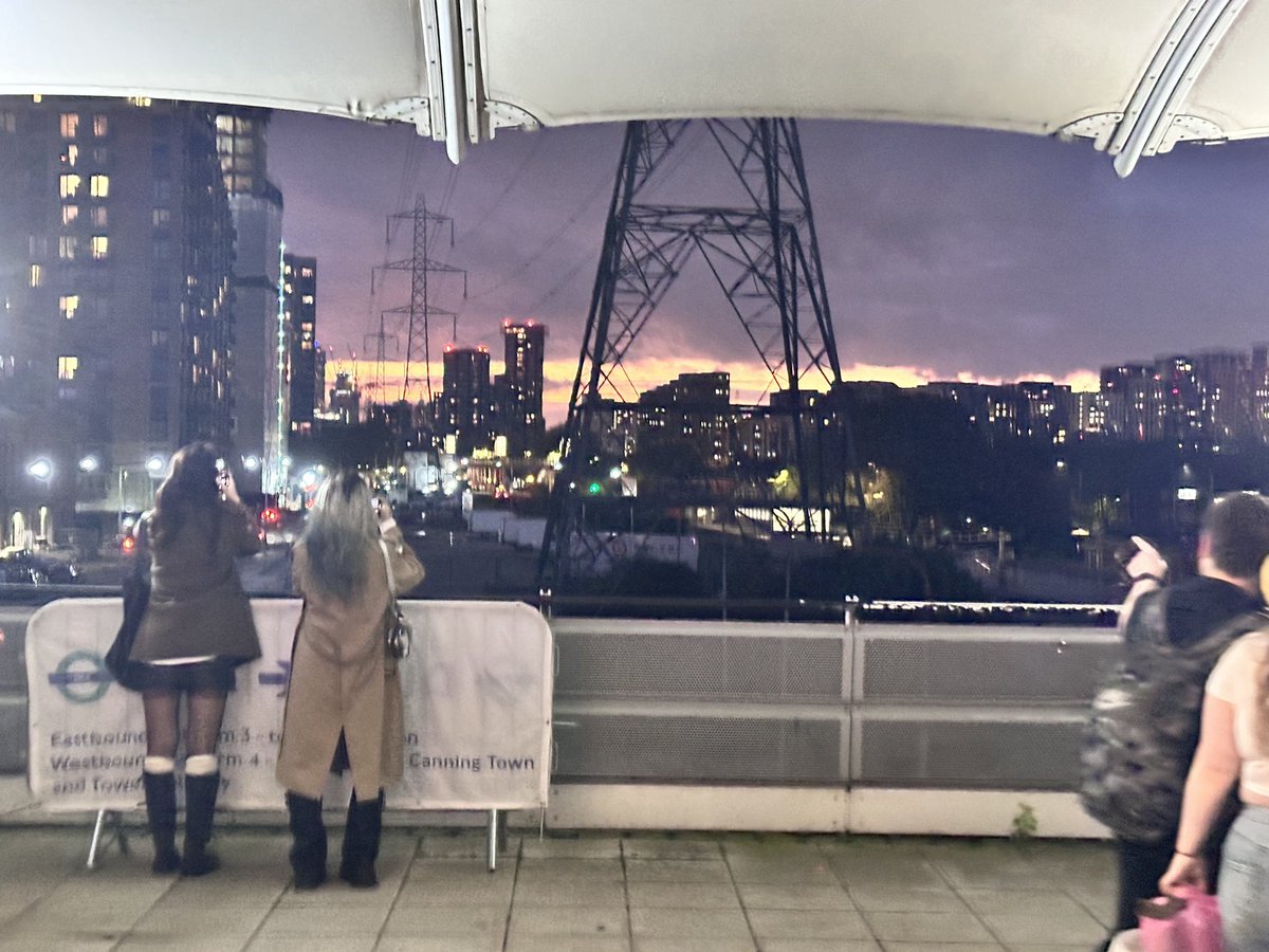 KellysKranium's tweet photo. And that’s a wrap on day 2 of #londoncomiccon! So many amazing memories made today and so many amazing people met as well!

Last day tomorrow but I honestly can’t wait to get home and rest my aching feet >.< https://t.co/K2msSnkAwi