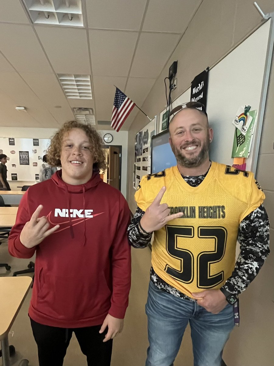 Got asked by this guy to wear his jersey Friday at school.
I learned that Mr W is def NOT size L football jersey… 😂🤣
But what an honor!! Thank you <a href="/jordanvassar4/">Jordan Vassar</a>