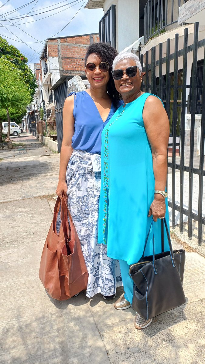 Hoy lloramos de alegría porque le llegó el momento a su sueño.
Les presento a la nueva estudiante de Técnico profesional en diseño de modas: mi mamá Ludys.
Salimos muy elegantes y felices, a la altura de la ocasión.
Soy su acudiente y desde ya me imagino el día de los grados.