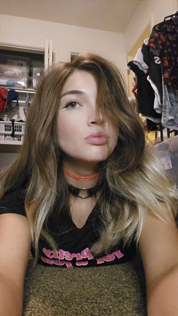 yuumidom's tweet photo. My KDA is trash today π©. Maybe if I post selfies, someone will carry me in my next game? π€ It's hard to be a gamer girl. Everyone expects you to be bad, & when you are, it's extra sad. Selfie spam for the win (hopefully) π
. #gamergirl #leagueoflegends #needacarry #sendhelp https://t.co/GpolyeQtcV